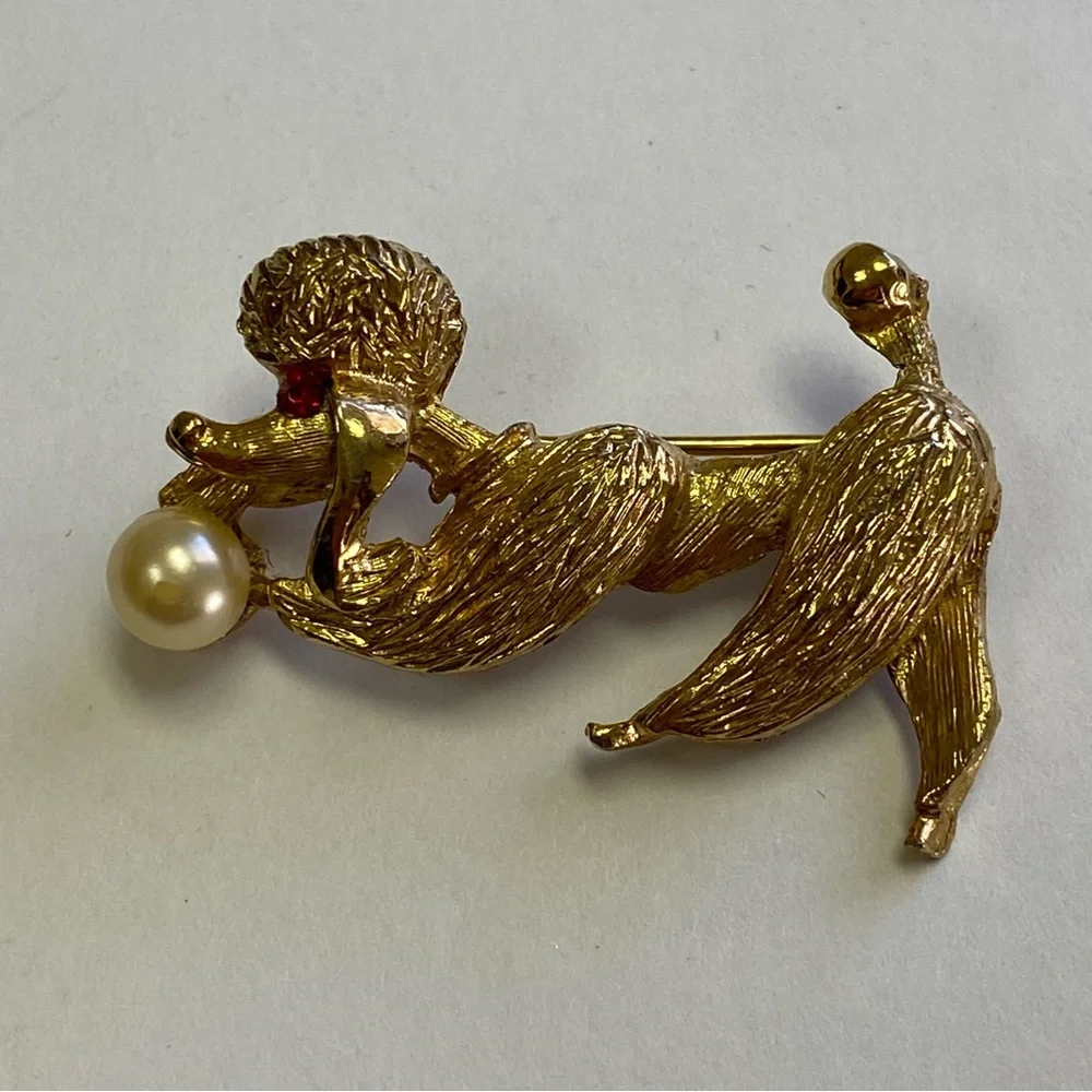VINTAGE BROOCH PIN GOLD TONE POODLE DOG CANINE PLAYING WITH FAUX PEARL BALL